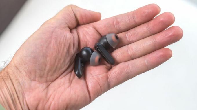 Edifier NeoBuds S slušalice u ruci.