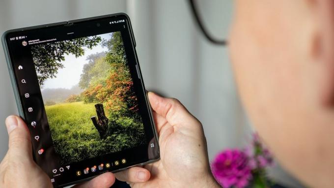 Sprawdzanie nowego interfejsu użytkownika aplikacji Instagram na tablecie Samsung Galaxy Z Fold 5