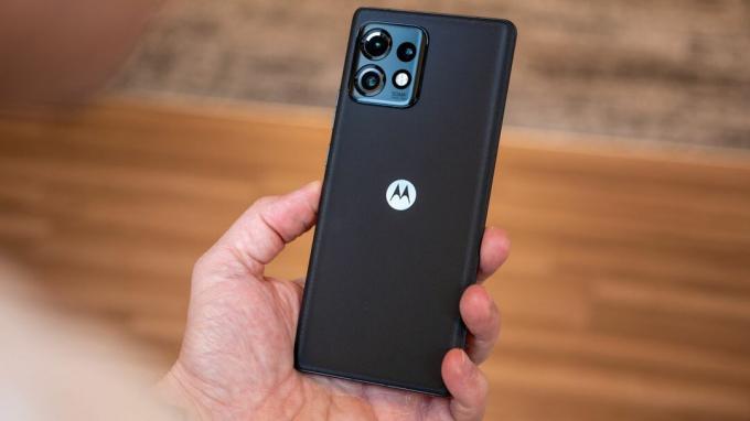 Motorola Edge+ (2023) yeni buzlu cam arka yüz ile uygulamalı inceleme
