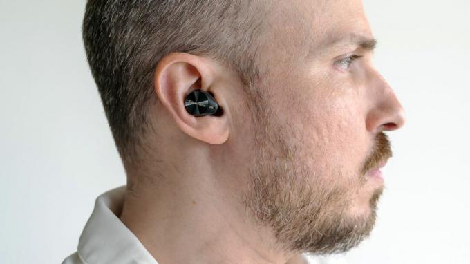 يرتدي سماعات الأذن Technics EAH-AZ80.