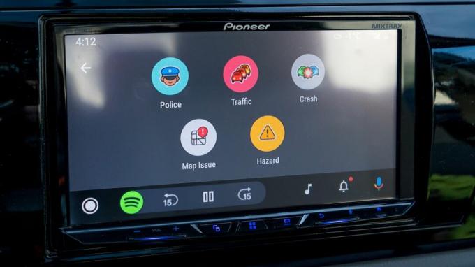 Waze'i aruandlustööriistade ekraan Android Autos.