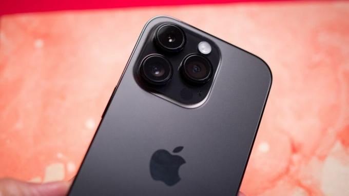 Tampilan belakang iPhone 14 Pro menyoroti kamera