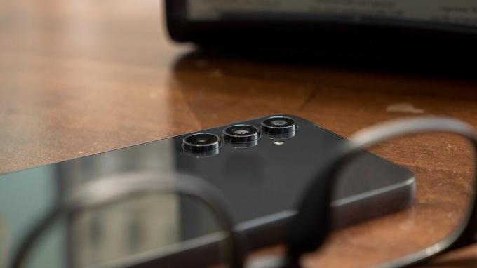 Die hervorstehenden Kameralinsen des schwarzen Samsung Galaxy A54 5G
