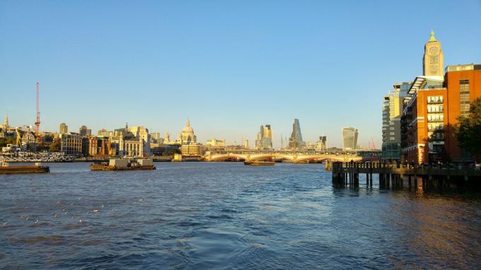 Matahari terbenam di Thames, London, LG G4