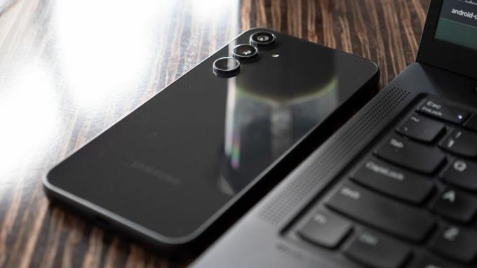 Die glänzende Rückseite des Samsung Galaxy A54 5G von AT&T