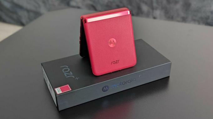 La caja minorista de Motorola Razr +