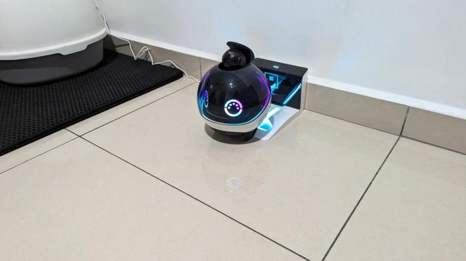 Robot penjaga pintar Enabot EBO X