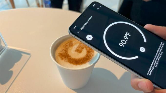 El Google Pixel 8 Pro tomando medidas de temperatura de una taza de café