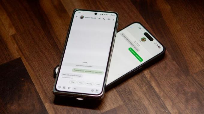 Google Messages pe un telefon Android și iMessage pe un iPhone