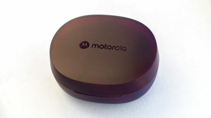 Калъфът Motorola Moto Buds 600 ANC е затворен.