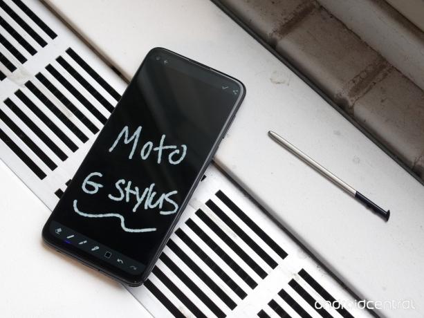 Moto G Stylus 2020 em mãos