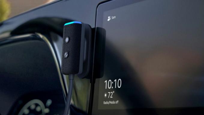 Amazon Echo Auto Gen 2 في العرض الجانبي للوحة القيادة.