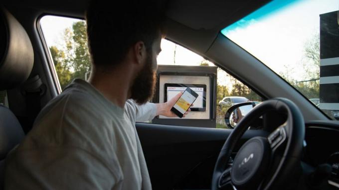 Безжични плащания от вашия автомобил с вашия телефон благодарение на AAWireless