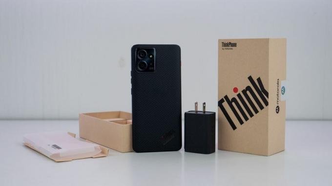 Membuka Kotak ThinkPhone dari Motorola
