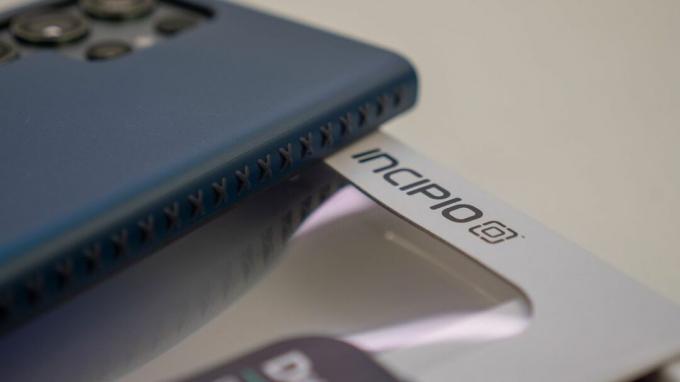 Telefonil S23 Ultra jaoks mõeldud Incipio ümbris ja karp selle kõrval.